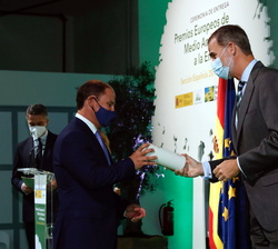 Su Majestad el Rey entrega el premio en la categoría de Empresa y Biodiversidad en ganador pequeña y micro empresa al diretor gerente de Cantueso Natu