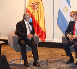 Su Majestad el Rey conversa con el Presidente de Argentina, Alberto Fernández