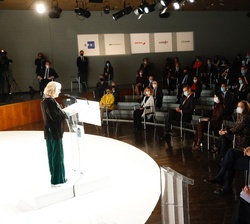 Su Majestad el Rey durante la intervención de la presidenta de la Agencia EFE, Gabriela Cañas
