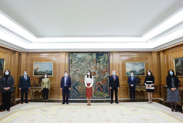 Su Majestad la Reina junto a la representación de la Asociación Española de Editoriales de Publicaciones Periódicas (AEEPP)