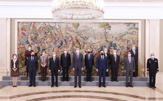 Fotografía de grupo de Su Majestad el Rey con la junta directiva de la Confederación Española de Organizaciones de Mayores