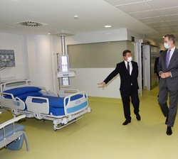 Sus Majestades los Reyes durante su recorrido por las instalaciones del nuevo Hospital Universitario de Toledo