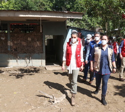 Su Majestad la Reina y la Primera Dama acompañados del Presidente de la República de Honduras en una de las zonas devastadas del complejo educativo