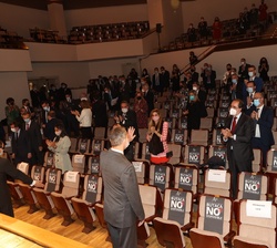 Su Majestad el Rey recibe el saludo de los asistentes a la entrega de los Premios empresariales CEIM 2020, a su llegada al Auditorio Nacional de Músic