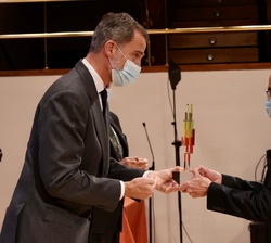 El Rey entrega el Premio a la Pyme del año a "Álvarez Gómez Perfumes", que recoge su director, Rafael Rodríguez Carrasco