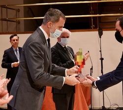Don Felipe entrega el Premio a la empresa emblemática de la Comunidad de Madrid a IBERIA, que recoge Javier Sánchez Prieto, presidente ejecutivo de la