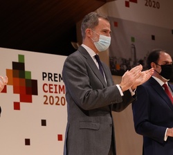 Don Felipe junto a Javier Sánchez Prieto, presidente ejecutivo de la Compañía, tras recibir el galardón
