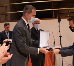 Su Majestad el Rey entrega el reconocimiento especial a IFEMA, que recoge su director general, Eduardo López-Puertas