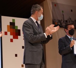 El Rey junto al director general de IFEMA, Eduardo López-Puertas, tras recebir el premio