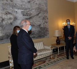El Rey recibe el saludo de presidente de la Fundación pro-RAE y gobernador del Banco de España, del vicepresidente de la Fundación pro-RAE y director 