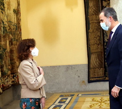 Su Majestad el Rey recibe el saludo de la vicepresidenta primera del Gobierno y ministra de la Presidencia, Relaciones con las Cortes y Memoria Democrática, Carmen Calvo