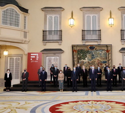 Fotografía de grupo de Don Felipe con las autoridades y miembros del Patronato de la Fundación Pro Real Academia Española