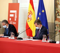 Su Majestad el Rey duranta la reunión del Patronato de la Fundación Pro Real Academia Española
