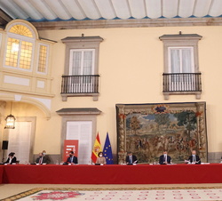 Vista general de la mesa presidencial durante la reunión del Patronato de la Fundación Pro Real Academia Española