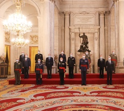 Su Majestad el Rey junto a los integrantes de la Comisión de la Asociación Eurodefense-España asistente a la audiencia