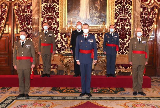Su Majestad el Rey junto a los generales de División y vicealmirante asistentes a la audiencia celebrada en el Palacio Real de Madrid