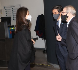 Su Majestad la Reina es recibida a su llegada por el presidente de Telefónica, José María Álvarez-Pallete y por el presidente de la Fundación Telefóni