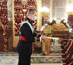 Don Felipe recibe la carta credencial de manos de Muhammad Adam, Embajador de  la República de Ghana 