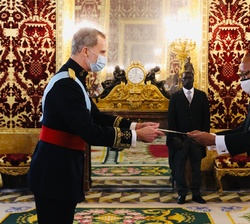 Su Majestad el Rey recibe la carta credencial de manos de Abel Coelho de Mendonça, Embajador de la República de Guinea Bissau