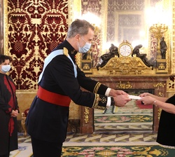 Su Majestad el Rey recibe la carta credencial de manos de Catherine Liliane Dominique Fautrier, Embajadora del Principaco de Mónaco