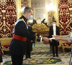 Don Felipe recibe la carta credencial de la Embajadora de la República Oriental de Uruguay, Ana Teresa Ayala Barrios