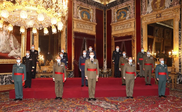 Fotografía de grupo de Su Majestad el Rey con un grupo de Generales de Brigada y Contralmirantes