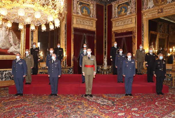 Fotografía de grupo de Su Majestad el Rey con un grupo de coroneles y capitanes de navío