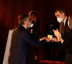 Sus Majestades los Reyes entregan el premio Mejor Periodista del Año 2020 a Carlos Alsina, director de Más de uno, de Onda Cero