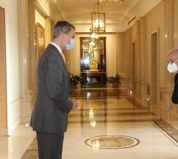 Su Majestad el Rey recibe el saludo del presidente de la Asociación Española de Fundaciones, Javier Nadal