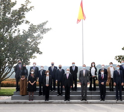 Fotografía de grupo de Su Majestad el Rey con la Junta Directiva de la Asociación Española de Fundaciones