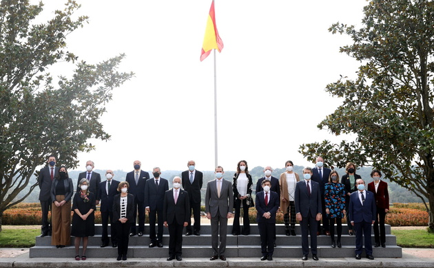 Fotografía de grupo de Su Majestad el Rey con la Junta Directiva de la Asociación Española de Fundaciones