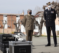 Su Majestad el Rey observa una exposición estática de un dron y de un kit Desplegable de Ciberdefensa (CDK)
