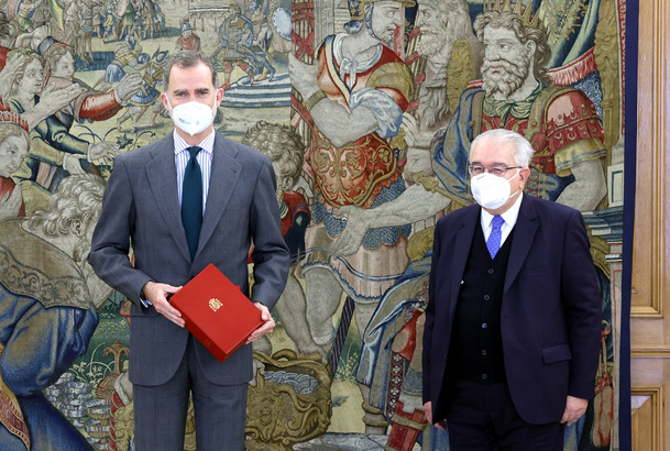 Su Majestad el Rey junto al presidente del Tribunal Constitucional, Juan José González Rivas