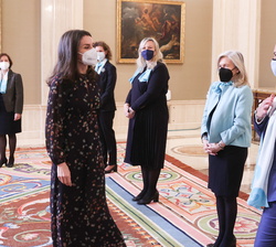 Doña Letizia recibe el saludo de las reopresentantes de la Asociación Española de Mujeres Empresarias de Madrid
