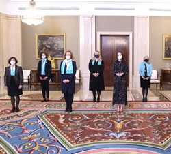 Fotografía de grupo de Su Majestad la Reina con una representación de la Asociación Española de Mujeres Empresarias de Madrid