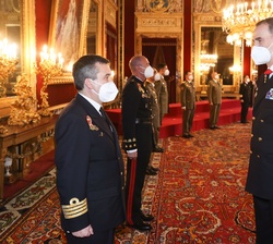 Audiencia militar de Su Majestad el Rey a un grupo de coroneles y capitanes de Navío