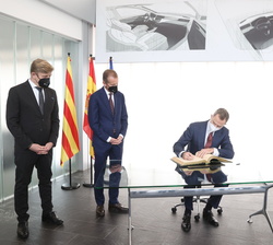 Don Felipe firma el libro de honor en presencia del presidente del Grupo Volkswagen y el presidente de SEAT