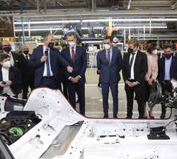 Don Felipe junto al presidente del Gobierno, reciben explicación sobre la producción de vechículos