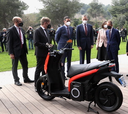 Don Felipe junto a las autoridades ante el modelo e-Scooter concept