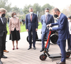 Su Majestad el Rey observa el patinete eléctrico de SEAT durante su visita 