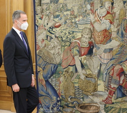 Su Majestad el Rey recibe el saludo del antiguo presidente del Real Instituto Elcano de Estudios Internacionales y Estratégicos, Emilio Lamo de Espino