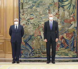Su Majestad el Rey junto al presidente del Real Instituto Elcano de Estudios Internacionales y Estratégicos, José Juan Ruiz y el anterior presidente d