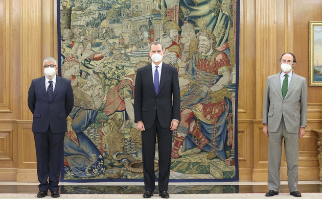 Su Majestad el Rey junto al presidente del Real Instituto Elcano de Estudios Internacionales y Estratégicos, José Juan Ruiz y el anterior presidente d