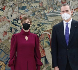 Don Felipe con la presidenta de la República de Estonia, Kersti Kaljulaid, antes de mantener el encuentro en el Palacio de La Zarzuela