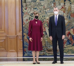 La presidenta de la República de Estonia, Kersti Kaljulaid, tras ser recibida por Su Majestad el Rey para mantener un encuentro en el Palacio de La Za
