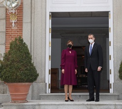 Su Majestad el Rey acompañado de la presidenta de la República de Estonia, Kersti Kaljulaid, antes del encuentro mantenido en el Palacio de La Zarzuel