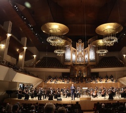 Vista general de la Sala Sinfónica durante la intervención del presidente de la Fundación Víctimas del Terrorismo