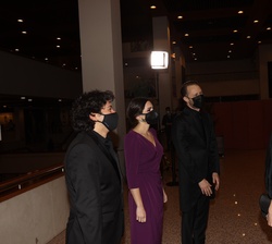 Sus Majestades los Reyes conversan con el director de la orquesta, la solista y el pianista, tras finalizar el concierto