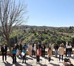 Fotografía de grupo con los jóvenes participantes en el "Reto"