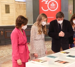 Su Alteza Real la Princesa de Asturias recibe explicaciones del director del Instituto Cervantes, sobre los libros del fondo bibliográfico del Institu